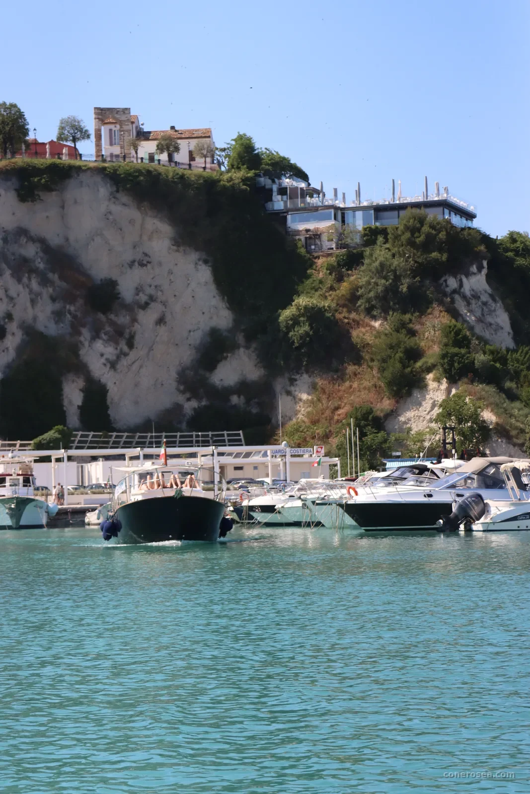 Il borgo affacciato sul mare della Riviera del Conero, visto dalla barca