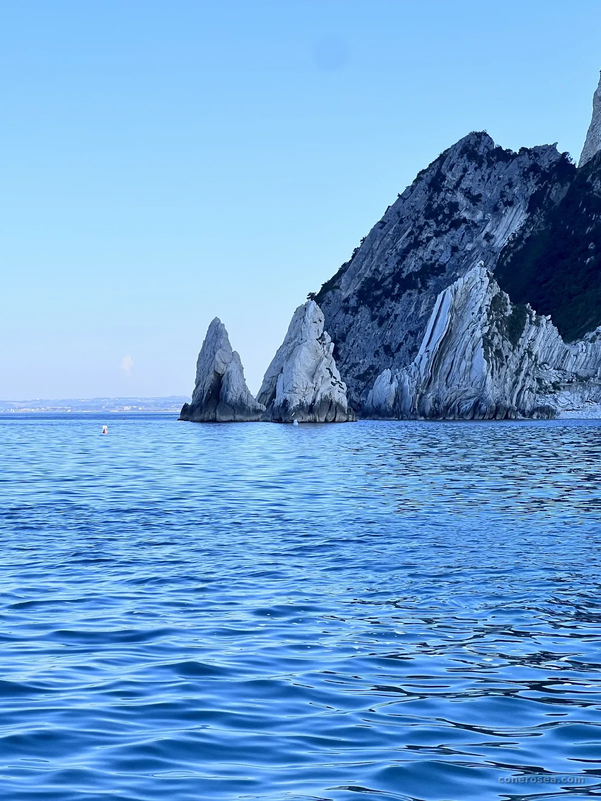 I faraglioni del Conero illuminati dalla luce calda del pomeriggio