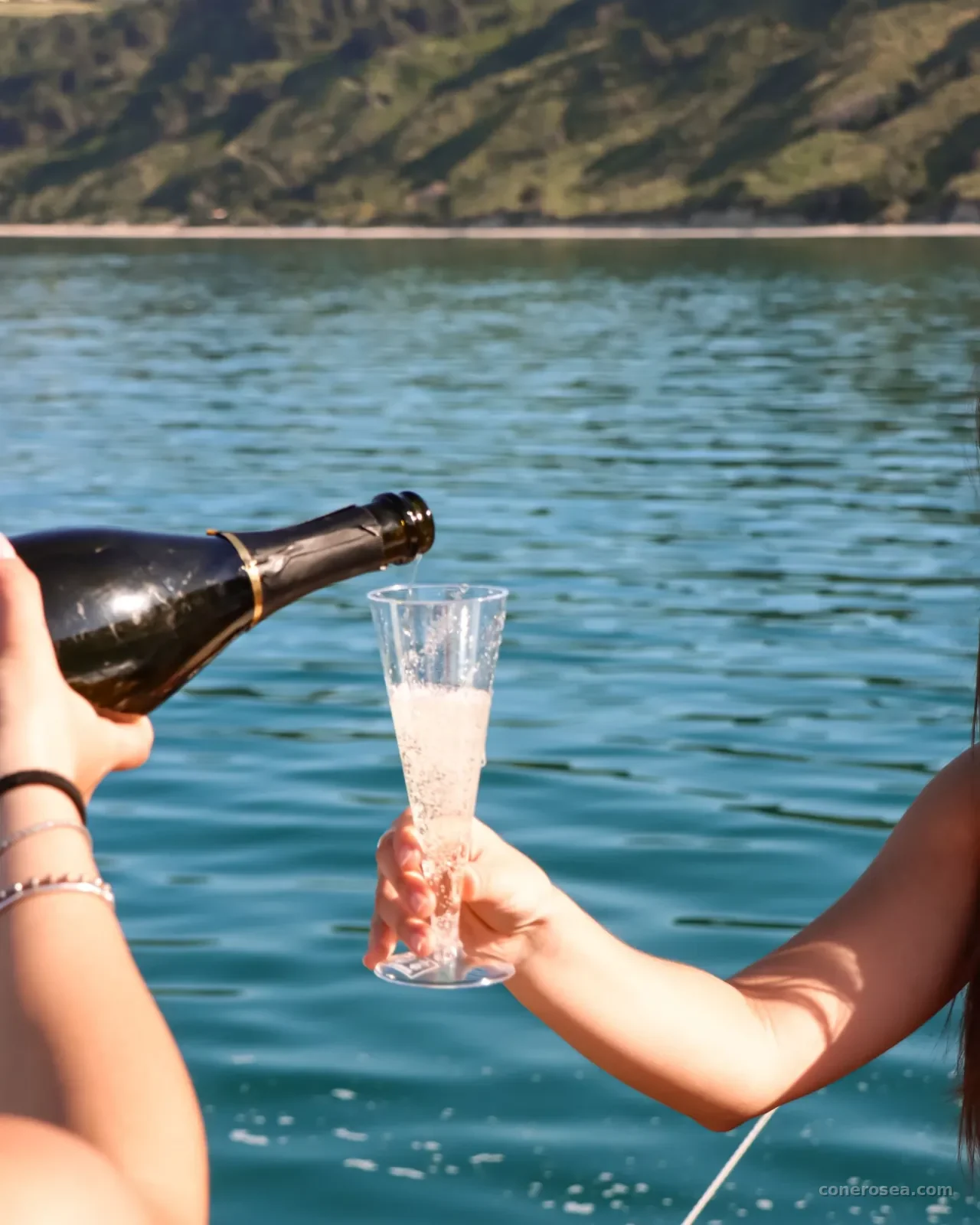 Brindisi con prosecco durante l'aperitivo a bordo, davanti alla costa del Conero