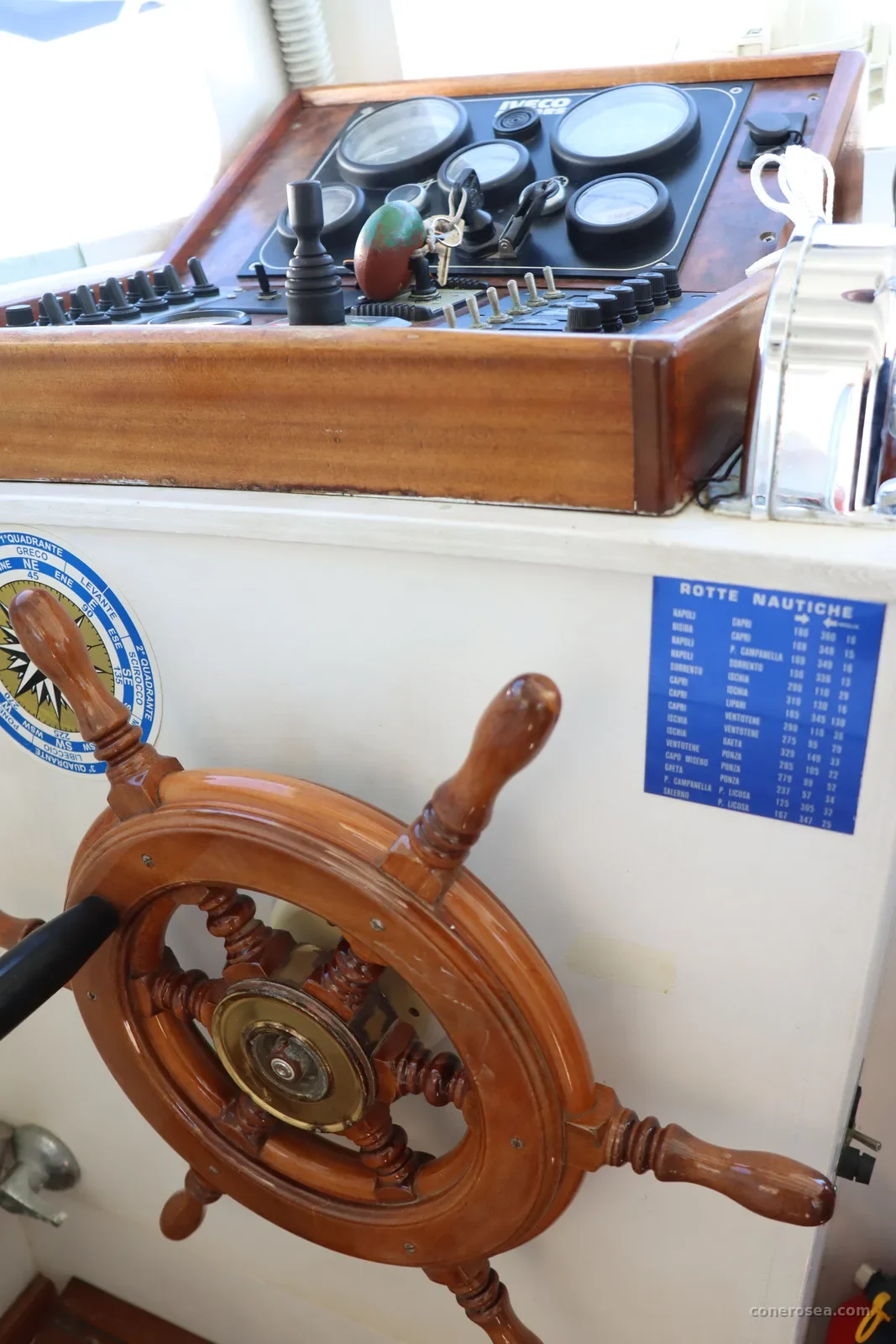Il timone in legno della barca tradizionale di Conero Sea