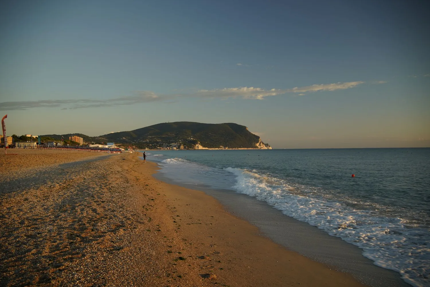 La lunga spiaggia di Numana con il promontorio del Monte Conero sullo sfondo — foto Giuseppe Di Maria (Pexels)