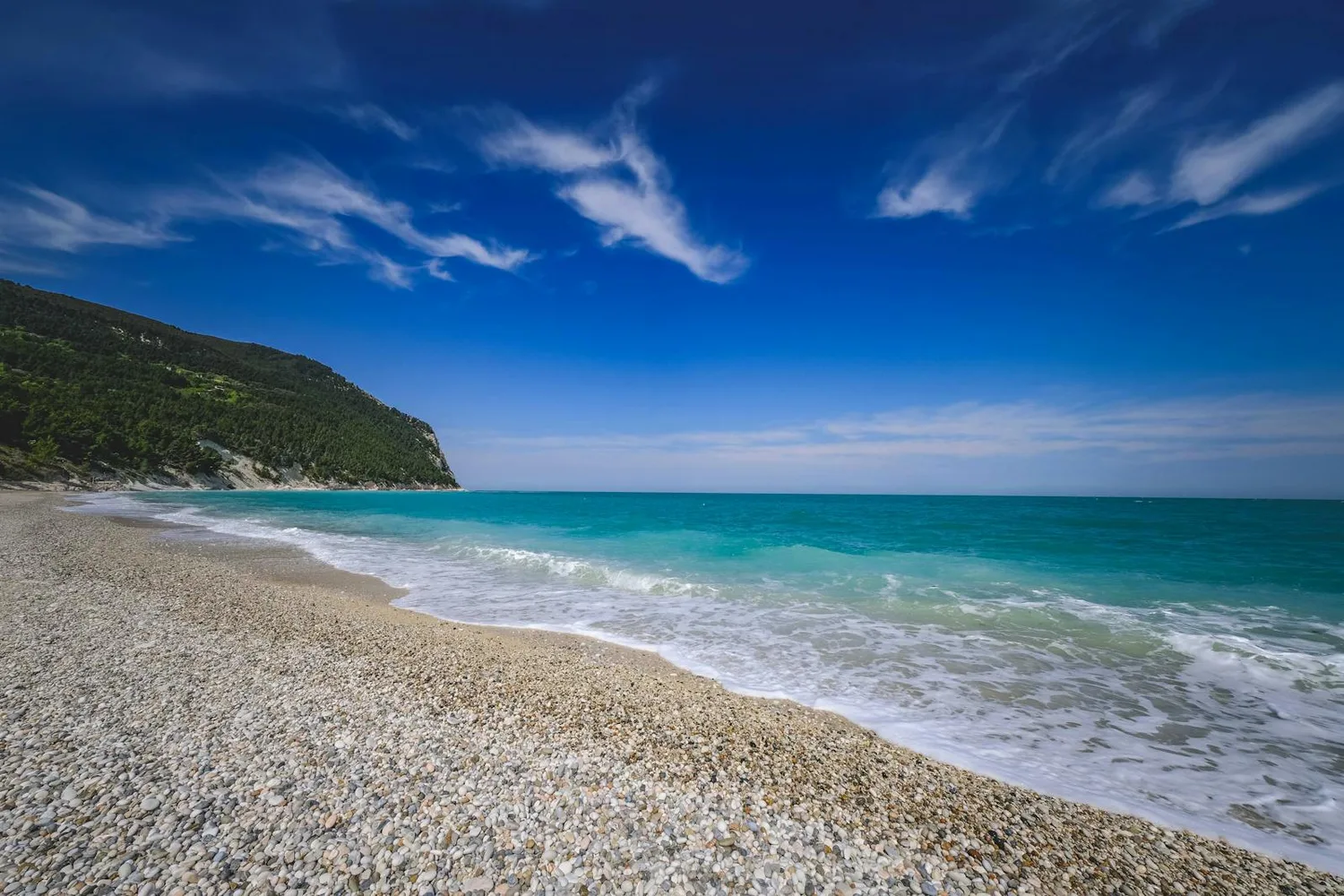 La spiaggia di San Michele a Sirolo, ciottoli bianchi e acque turchesi della Riviera del Conero — foto Francesco Ungaro (Pexels)