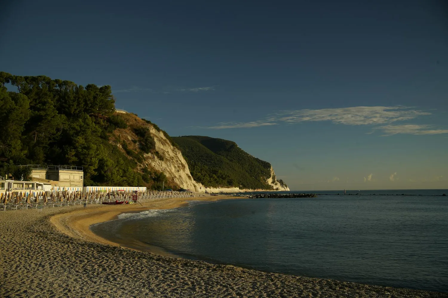 La spiaggia di Sirolo ai piedi del verde Monte Conero — foto Giuseppe Di Maria (Pexels)