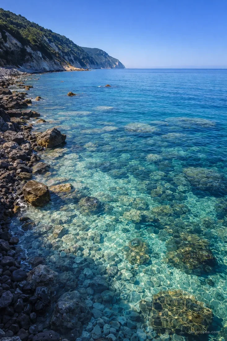 La spiaggia dei Sassi Neri con i ciottoli scuri e i fondali limpidi, spot ideale per lo snorkeling