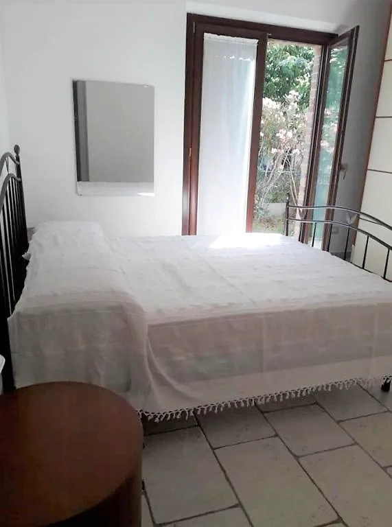 Camera da letto dell'Appartamento 1 con accesso al giardino