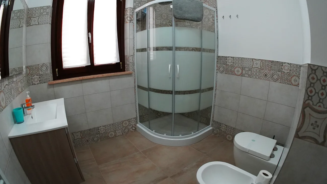 Bagno dell'Appartamento 2 con doccia