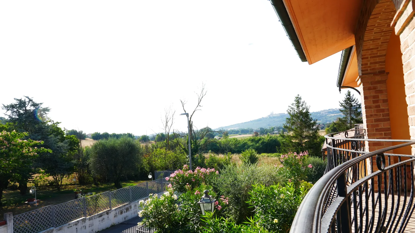 Vista sulla campagna marchigiana dal terrazzo