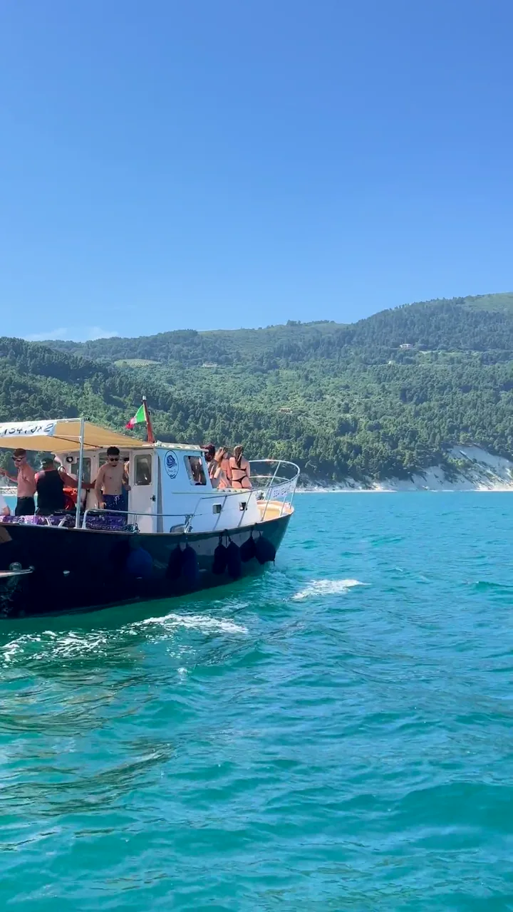 La barca tradizionale di Conero Sea con gli ospiti a bordo, sulle acque del Conero