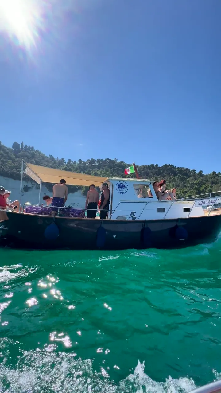 La barca di Conero Sea in navigazione lungo la costa verde del Conero
